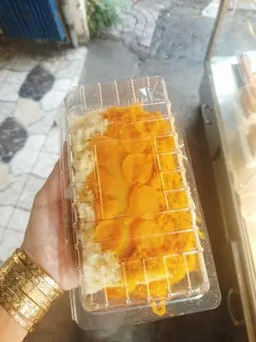 Hình ảnh bánh bông lan cuộn trứng muối 70k