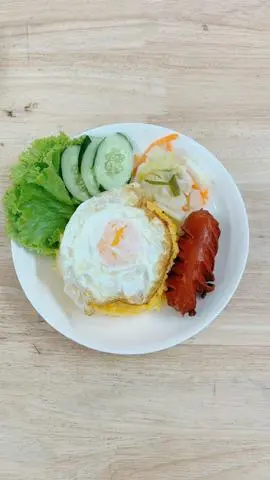 Hình ảnh Cơm xúc xích ốp la