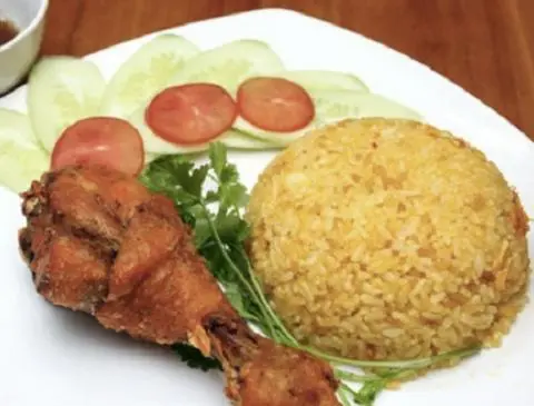 Hình ảnh Cơm chiên đảo trứng + đùi gà