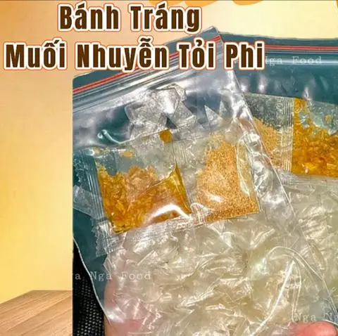 Hình ảnh Bánh tráng muối nhuyễn tỏi phi túi zip