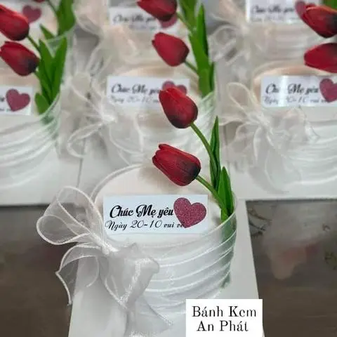 Hình ảnh Bánh Kem Sinh Nhật sữa tươi gắn hoa tulip 16cm