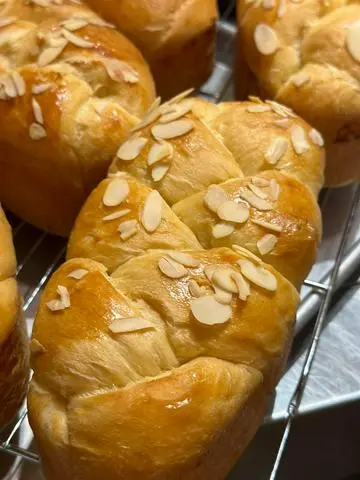 Hình ảnh Bánh mì hoa cúc bơ Pháp