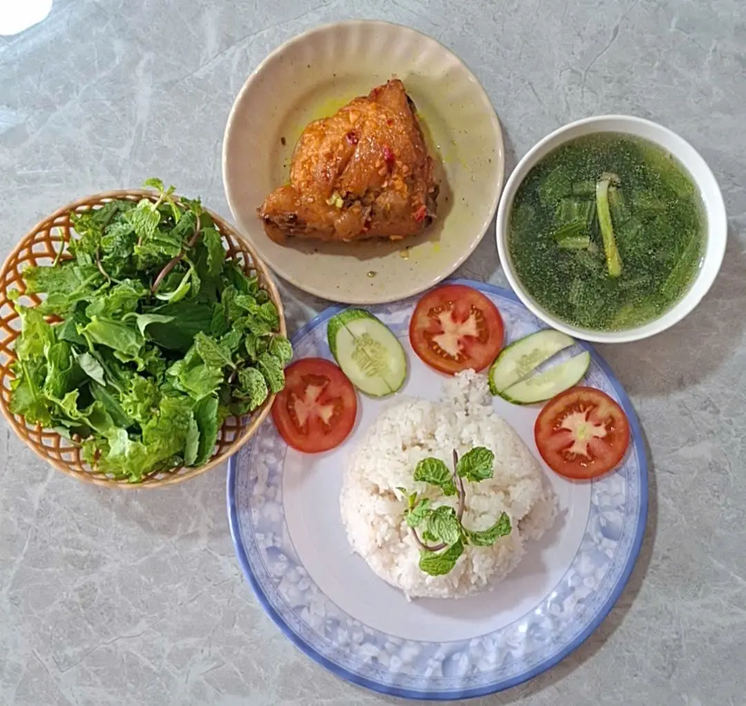Hình ảnh Cơm má đùi gà chiên nước mắm