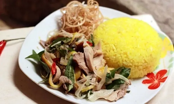 Hình ảnh Cơm gà xé phay trộn gỏi