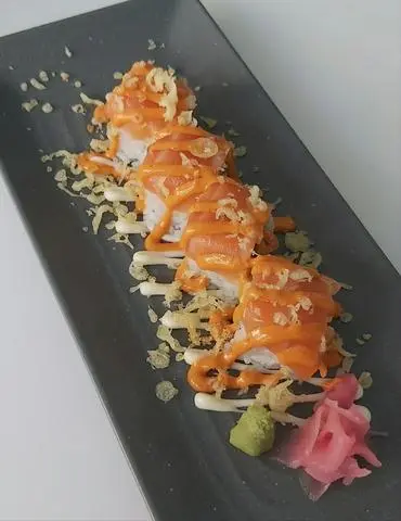 Hình ảnh Cơm cuộn cá hồi sốt cay