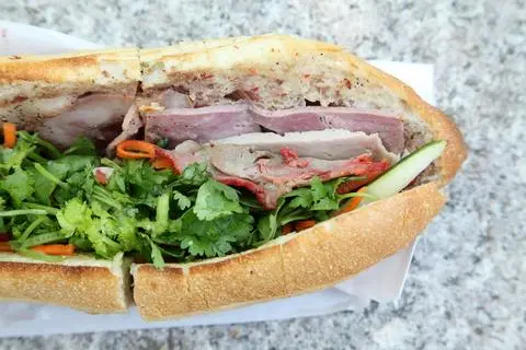 Hình ảnh bánh mì Patê thịt nguội 