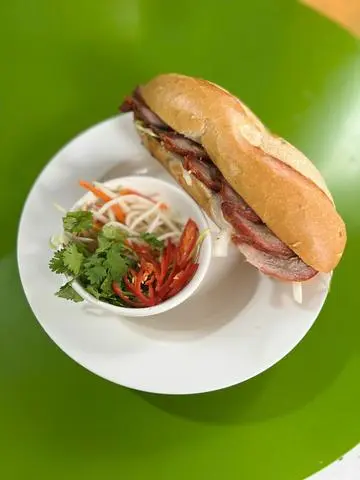 Hình ảnh Bánh mì xá xíu - trứng