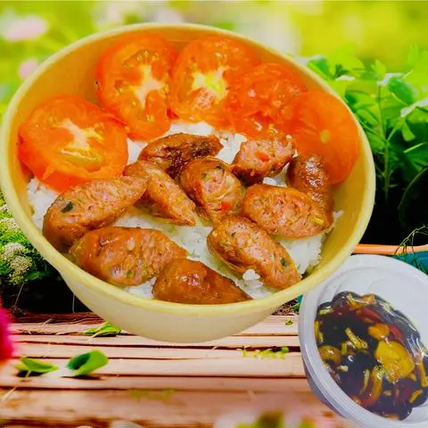 Hình ảnh Cơm Bò Lá Lốt Bọc (5 Viên) Cắt Sẵn (ST25) + Tặng Sốt Hành Phi, Cà Chua Miếng