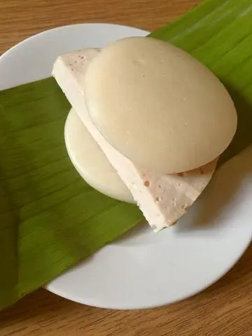 Hình ảnh Bánh Giày Kẹp Chả Quế