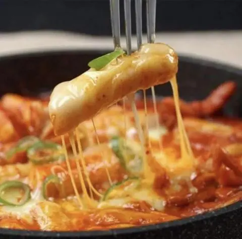 Hình ảnh Tokbokki chả cá sốt cay HQ phô mai