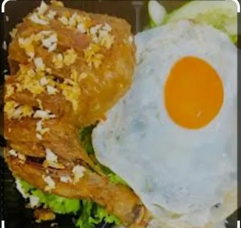 Hình ảnh Cơm Gà Xối Mỡ Đùi Góc Tư lớn Chiên Giòn Truyền Thống+ Trứng ốp la ( Tặng Trà Tắc )