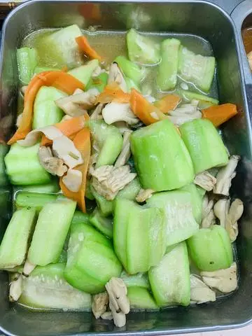 Hình ảnh mướp hương xào nấm đùi gà 