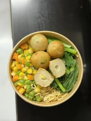 Hình ảnh mì trộn 4 viên chả cá trứng cút