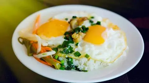 Hình ảnh Cơm sườn ốp la