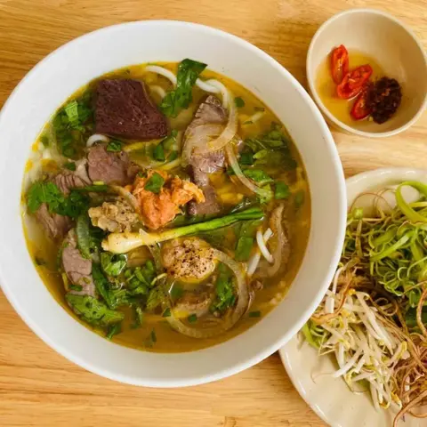 Hình ảnh Bún bò nạm - chả cây - chả cua