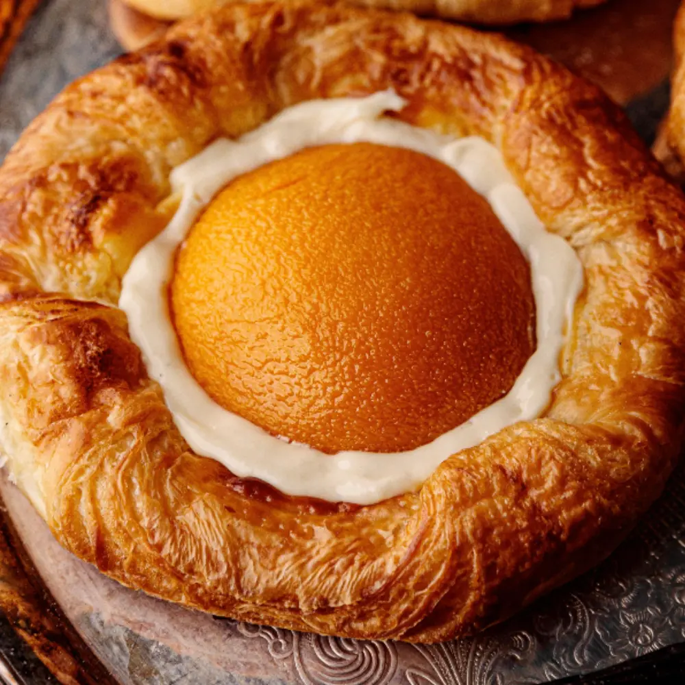 Hình ảnh BÁNH DANISH ĐÀO VÀ KEM VANILLA