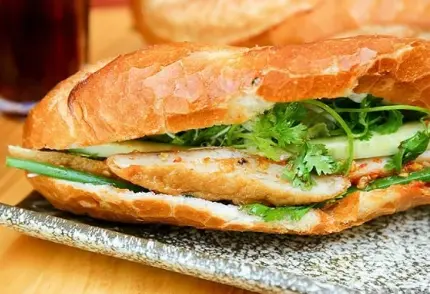 Hình ảnh Bánh mì chả cá trứng
