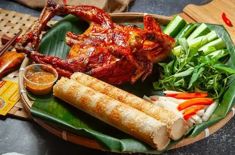 Hình ảnh Combo gà nướng mắm nhĩ cơm lam