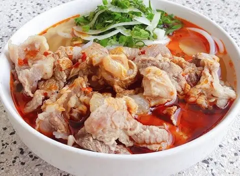 Hình ảnh Bún bò Huế gân trong