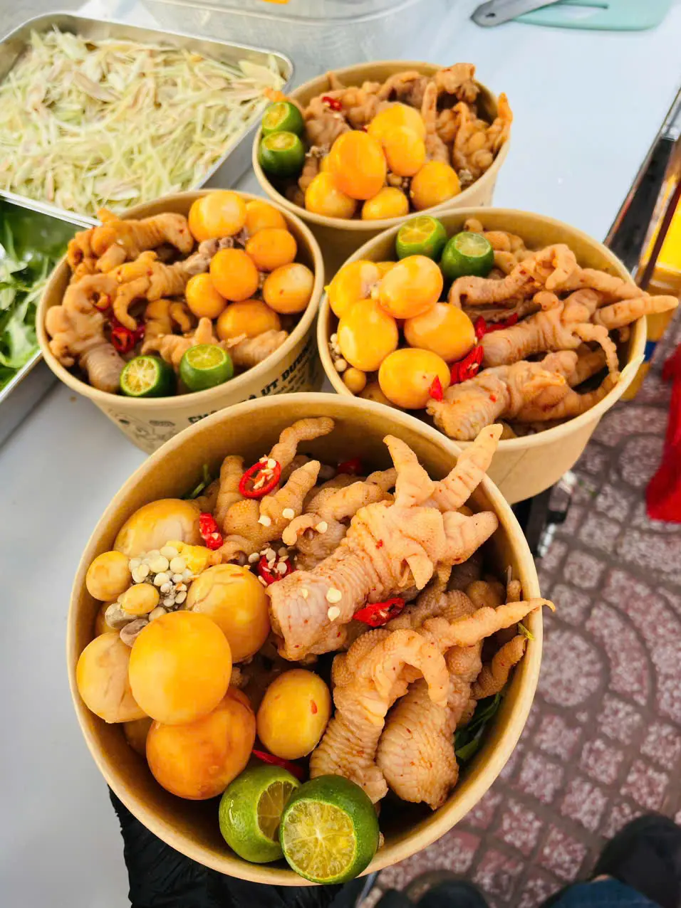 Hình ảnh Chân gà rút xương sốt Thái mix trứng non
