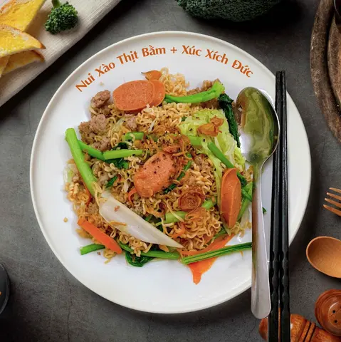 Hình ảnh Nui Xào Thịt Bằm + Xúc Xích Đức