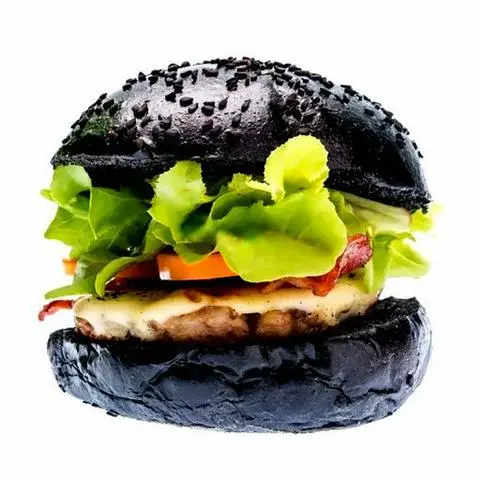 Hình ảnh Burger Bò Xúc Xích Đức Trứng Phô Mai Than Tre