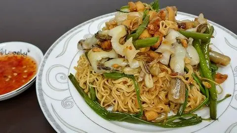 Hình ảnh Mì gói xào ốc móng tay