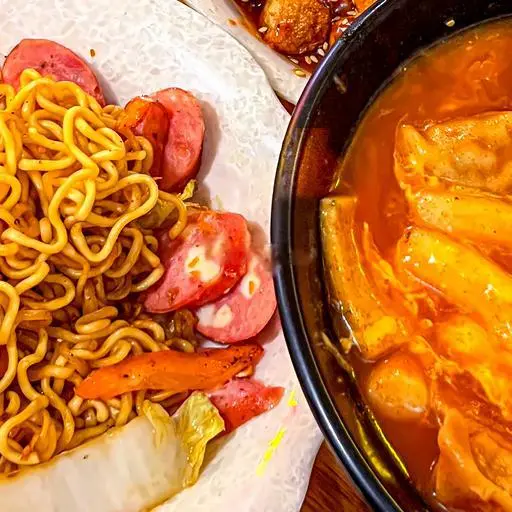 Hình ảnh Mì xào bò xúc xích phô mai