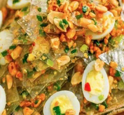 Hình ảnh Bánh tráng trộn sa tế tỏi trứng