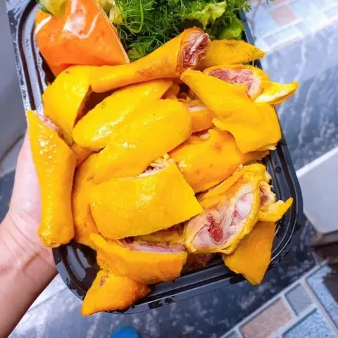 Hình ảnh Nửa con gà ủ muối hoa tiêu