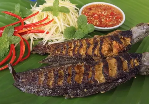 Hình ảnh Cơm cá trê chiên mắm xoài gừng