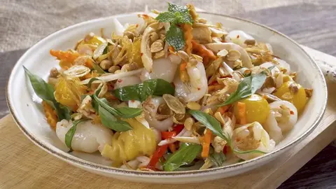 Hình ảnh Gỏi gà xé - trứng non