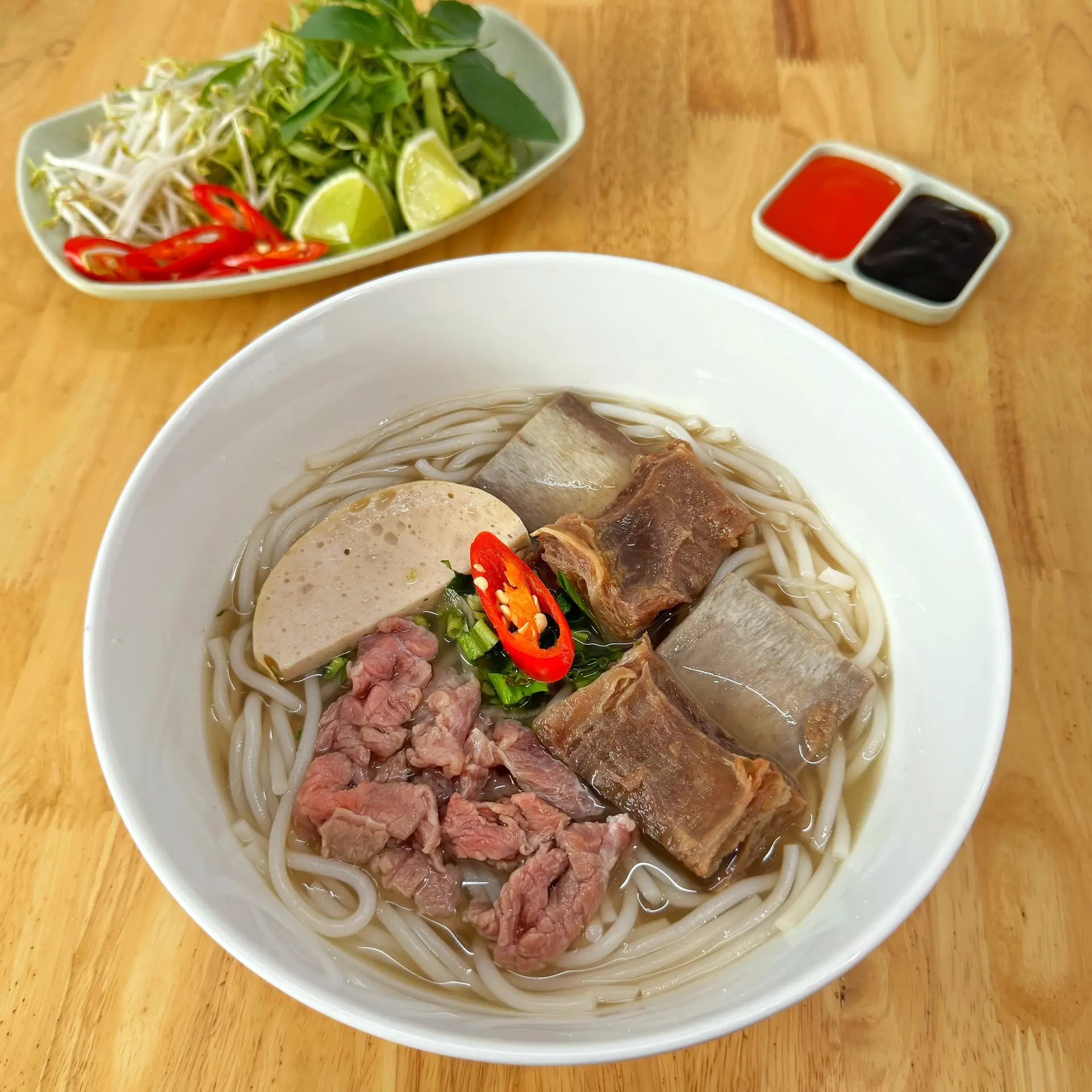 Hình ảnh Bún bò tái sườn