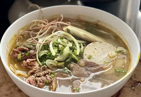 Hình ảnh Bún bò tái chả