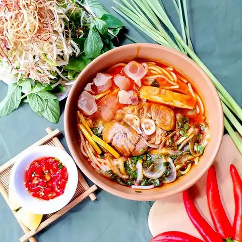 Hình ảnh Bún bò gân chả giò