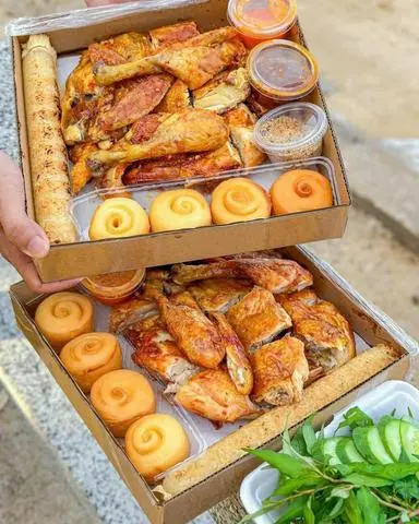 Hình ảnh Combo gà nướng nguyên con - 1 cơm lam - 5 màn thầu