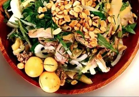 Hình ảnh Gà nguyên con trộn rau răm hành tây