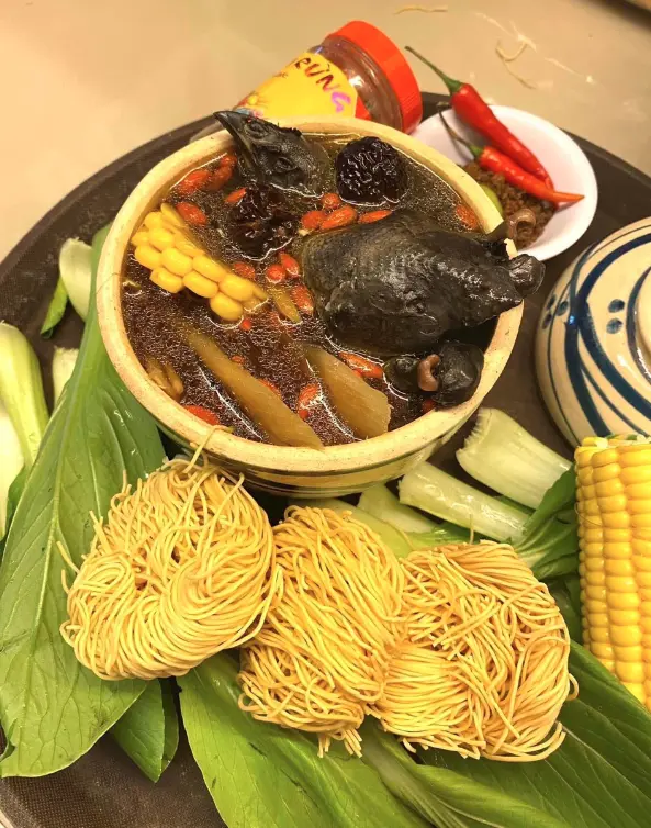 Hình ảnh Gà ác tiềm thuốc bắc - Rau mì