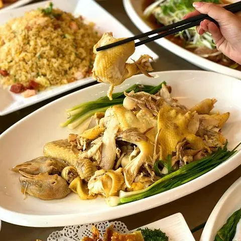 Hình ảnh Gà hấp muối Hongkong xé - nửa con