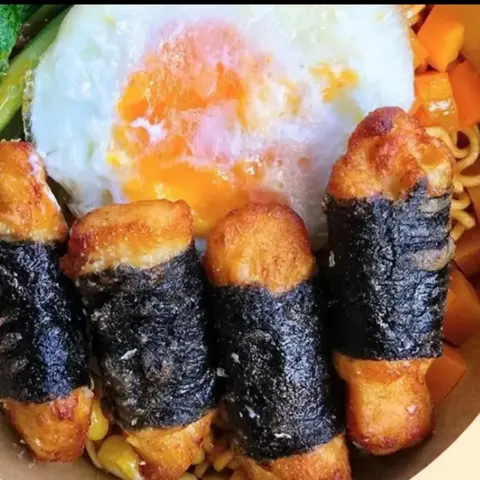 Hình ảnh Mì trộn gà cuộn rong biển