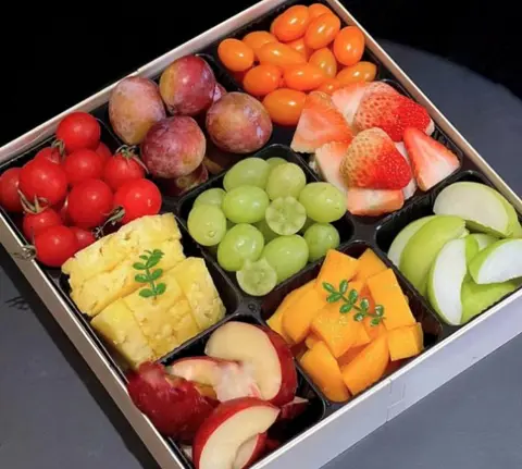Hình ảnh Hộp trái cây cắt sẵn - pineapple - apple - grapes - blueberry