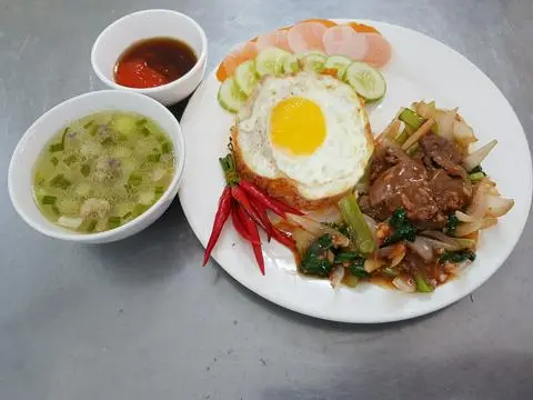 Hình ảnh Cơm bò xào và trứng ốp la