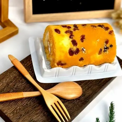 Hình ảnh Bánh bông lan cuộn nho kem
