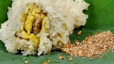 Hình ảnh Xôi khúc nóng - muối mè
