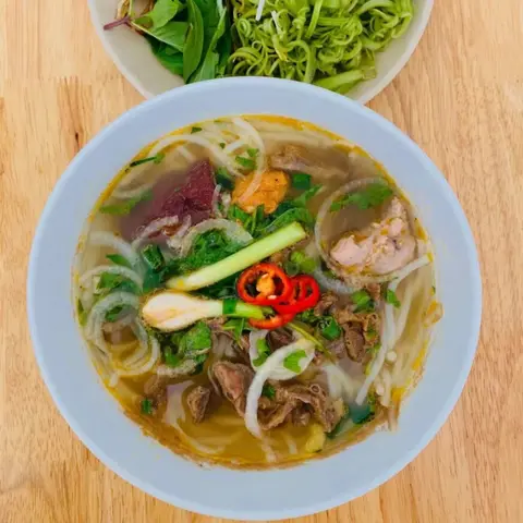 Hình ảnh Bún bò gân - chả cây - chả cua