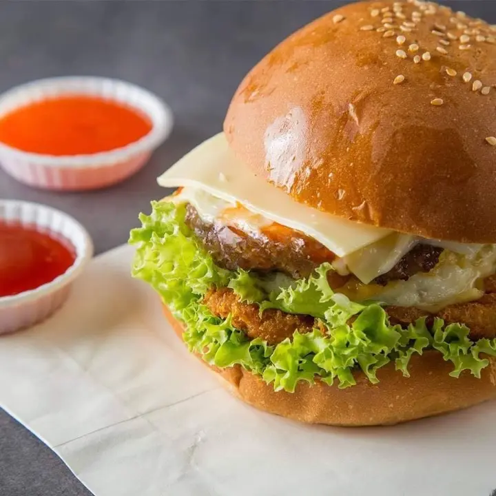 Hình ảnh Burger bò trứng phô mai
