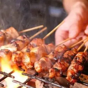 Hình ảnh Thịt gà chiên xiên que sốt