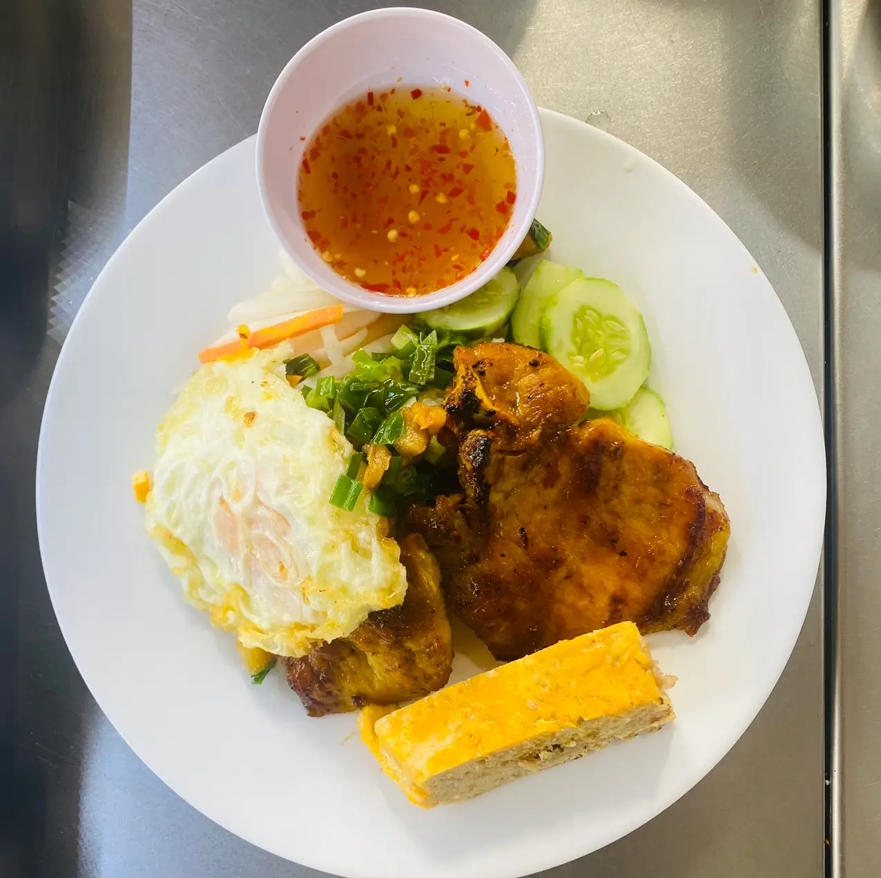 Hình ảnh Cơm tấm sườn chả ốp la
