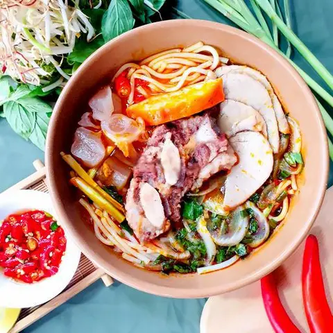 Hình ảnh Bún bò nạm gân xí quách