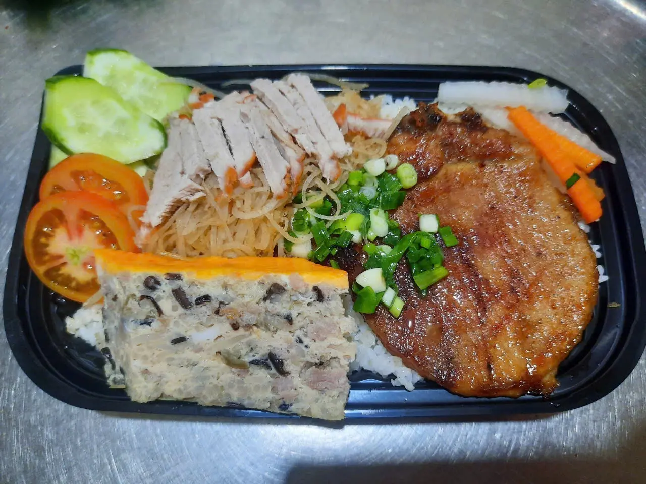 Hình ảnh Cơm sườn bì chả trứng ( tặng canh )